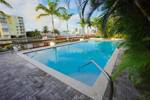 Condo in Miami Beach, Florida, 1 bedroom  № 2003391 - photo 4