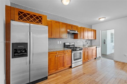 Condo in Miami Beach, Florida, 1 bedroom  № 2003391 - photo 12