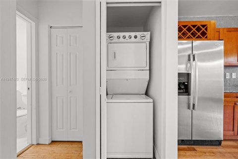 Condo in Miami Beach, Florida, 1 bedroom  № 2003391 - photo 16