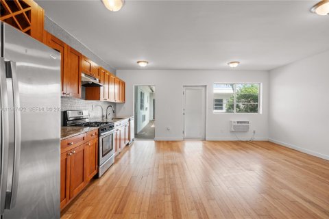 Condo in Miami Beach, Florida, 1 bedroom  № 2003391 - photo 11