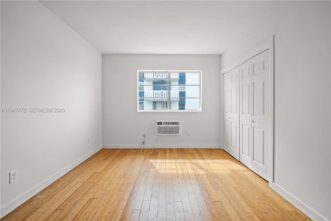 Condo in Miami Beach, Florida, 1 bedroom  № 2003391 - photo 18