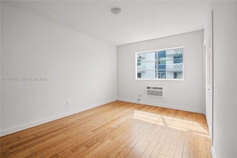 Condo in Miami Beach, Florida, 1 bedroom  № 2003391 - photo 17