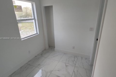 Villa ou maison à louer à Cape Coral, Floride: 3 chambres, 152.55 m2 № 2060809 - photo 23