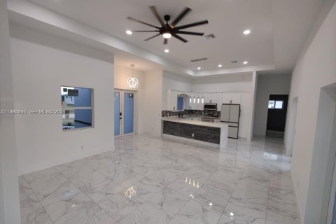 Villa ou maison à louer à Cape Coral, Floride: 3 chambres, 152.55 m2 № 2060809 - photo 11
