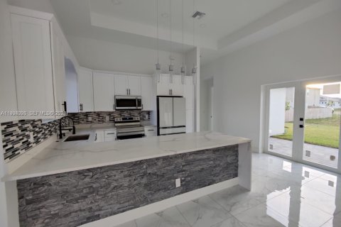 Villa ou maison à louer à Cape Coral, Floride: 3 chambres, 152.55 m2 № 2060809 - photo 4