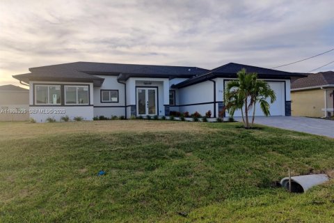 Villa ou maison à louer à Cape Coral, Floride: 3 chambres, 152.55 m2 № 2060809 - photo 2