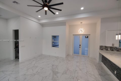 Villa ou maison à louer à Cape Coral, Floride: 3 chambres, 152.55 m2 № 2060809 - photo 9