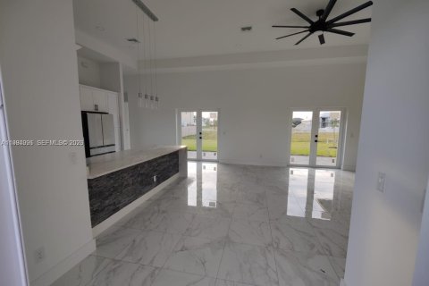 Villa ou maison à louer à Cape Coral, Floride: 3 chambres, 152.55 m2 № 2060809 - photo 3