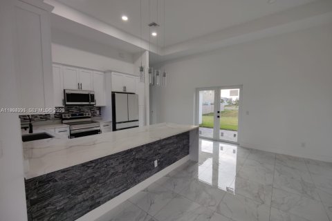 Villa ou maison à louer à Cape Coral, Floride: 3 chambres, 152.55 m2 № 2060809 - photo 7