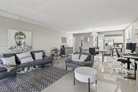 Condo in Lauderhill, Florida, 3 bedrooms  № 1998639 - photo 8