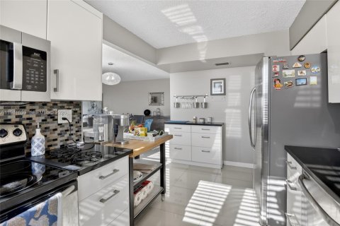 Condo in Lauderhill, Florida, 3 bedrooms  № 1998639 - photo 14