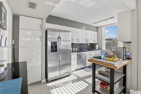 Condo in Lauderhill, Florida, 3 bedrooms  № 1998639 - photo 11