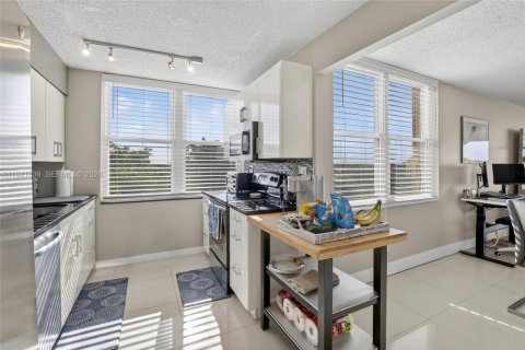 Condo in Lauderhill, Florida, 3 bedrooms  № 1998639 - photo 12