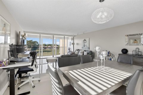 Condo in Lauderhill, Florida, 3 bedrooms  № 1998639 - photo 5