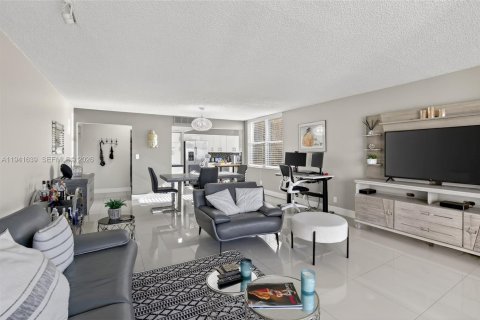 Condo in Lauderhill, Florida, 3 bedrooms  № 1998639 - photo 9