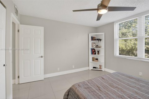 Condo in Lauderhill, Florida, 3 bedrooms  № 1998639 - photo 23