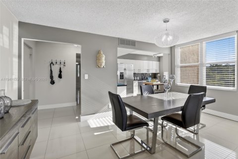 Condo in Lauderhill, Florida, 3 bedrooms  № 1998639 - photo 10