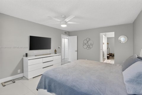 Condo in Lauderhill, Florida, 3 bedrooms  № 1998639 - photo 28