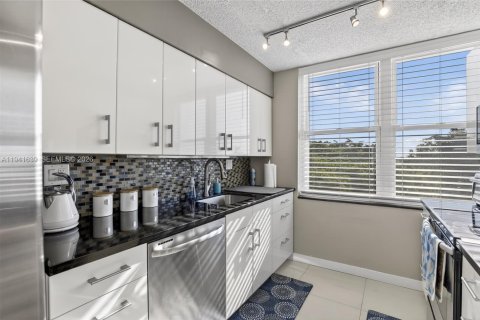 Condo in Lauderhill, Florida, 3 bedrooms  № 1998639 - photo 13