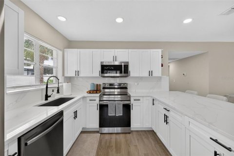 Villa ou maison à vendre à Tampa, Floride: 4 chambres, 122.45 m2 № 2408077 - photo 10