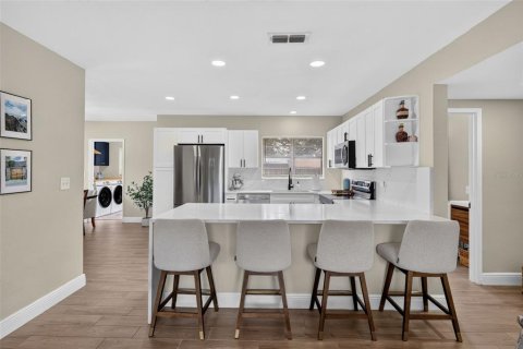 Villa ou maison à vendre à Tampa, Floride: 4 chambres, 122.45 m2 № 2408077 - photo 6