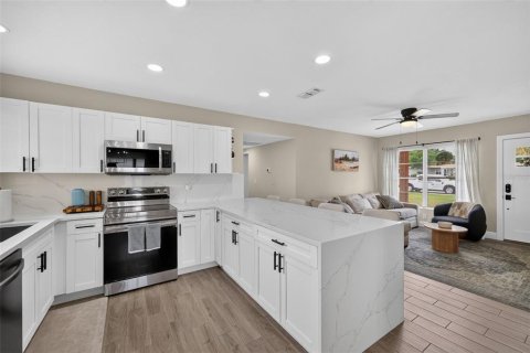 Villa ou maison à vendre à Tampa, Floride: 4 chambres, 122.45 m2 № 2408077 - photo 9