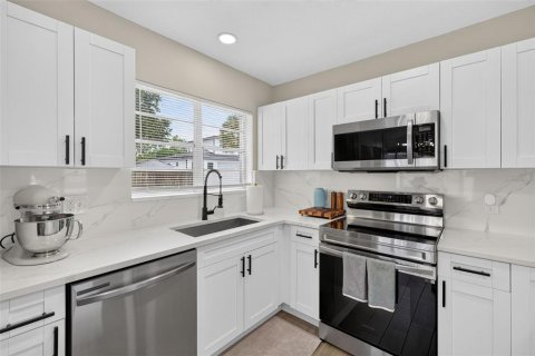 Villa ou maison à vendre à Tampa, Floride: 4 chambres, 122.45 m2 № 2408077 - photo 11