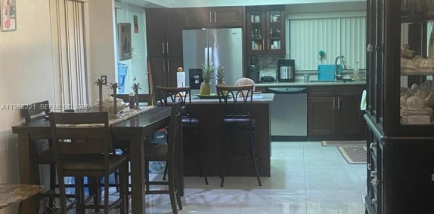 Condominio en Lauderhill, Florida, 2 dormitorios № 2029339