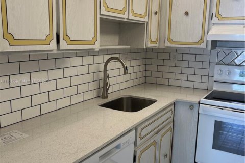 Купить кондоминиум в Норт-Майами-Бич, Флорида 2 спальни, 79.99м2, № 1889372 - фото 3