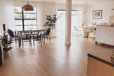 Casa en venta en Miami, Florida, 3 dormitorios, 216.56 m2 № 2006391 - foto 4