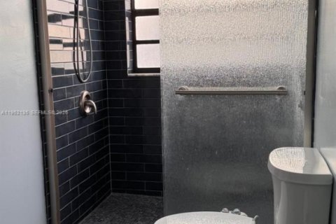 Casa en venta en Miami, Florida, 3 dormitorios, 216.56 m2 № 2006391 - foto 26