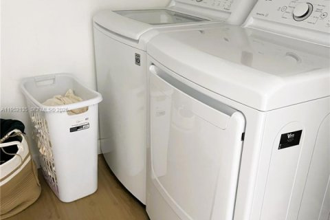 Casa en venta en Miami, Florida, 3 dormitorios, 216.56 m2 № 2006391 - foto 28