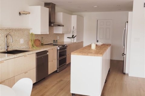 Casa en venta en Miami, Florida, 3 dormitorios, 216.56 m2 № 2006391 - foto 10