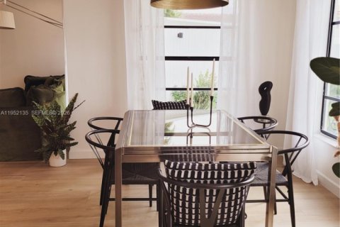 Casa en venta en Miami, Florida, 3 dormitorios, 216.56 m2 № 2006391 - foto 11