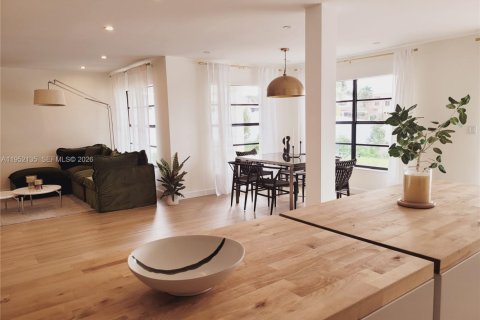 Casa en venta en Miami, Florida, 3 dormitorios, 216.56 m2 № 2006391 - foto 5