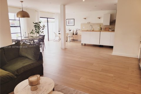 Casa en venta en Miami, Florida, 3 dormitorios, 216.56 m2 № 2006391 - foto 2