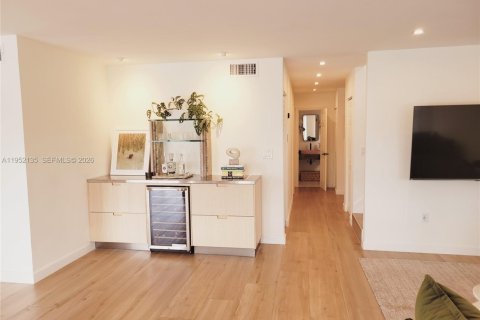 Casa en venta en Miami, Florida, 3 dormitorios, 216.56 m2 № 2006391 - foto 13