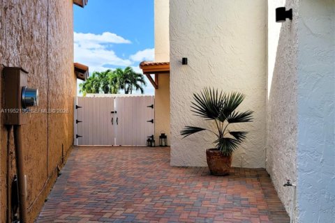 Casa en venta en Miami, Florida, 3 dormitorios, 216.56 m2 № 2006391 - foto 29