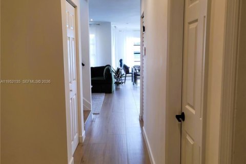 Casa en venta en Miami, Florida, 3 dormitorios, 216.56 m2 № 2006391 - foto 16