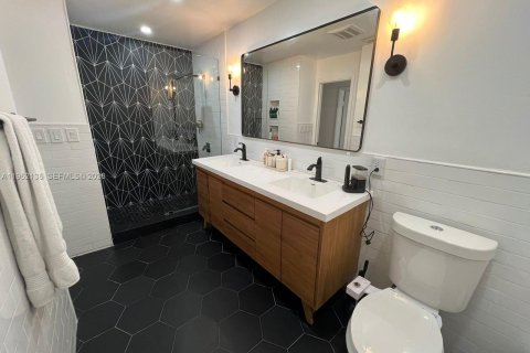 Casa en venta en Miami, Florida, 3 dormitorios, 216.56 m2 № 2006391 - foto 23
