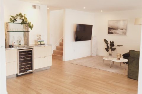 Casa en venta en Miami, Florida, 3 dormitorios, 216.56 m2 № 2006391 - foto 14