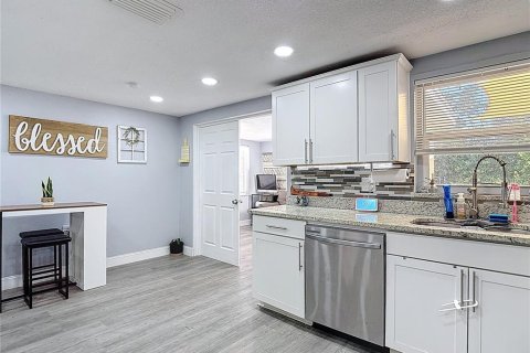 Villa ou maison à louer à Holiday, Floride: 2 chambres, 95.5 m2 № 2098945 - photo 5