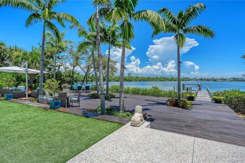 House in Sarasota, Florida 4 bedrooms, 428.93 sq.m. № 2207591 - photo 13