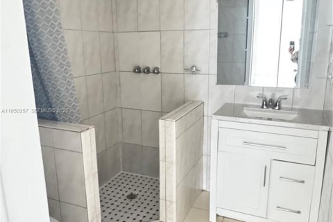 Casa en alquiler en Miami, Florida, 3 dormitorios, 336.58 m2 № 2006240 - foto 13