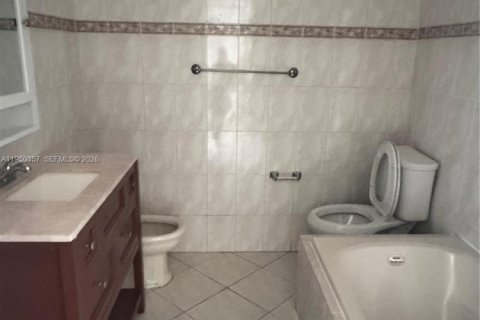 Casa en alquiler en Miami, Florida, 3 dormitorios, 336.58 m2 № 2006240 - foto 12