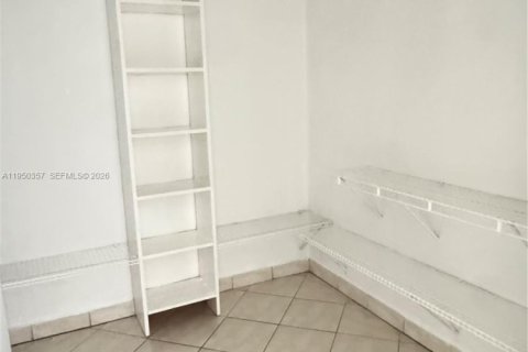 Casa en alquiler en Miami, Florida, 3 dormitorios, 336.58 m2 № 2006240 - foto 10