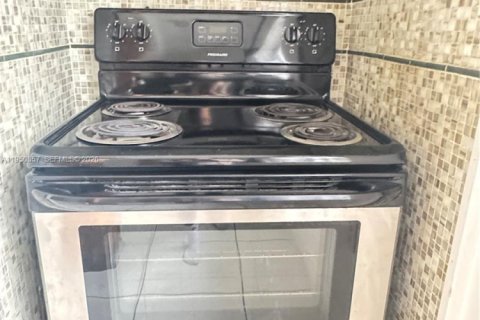 Casa en alquiler en Miami, Florida, 3 dormitorios, 336.58 m2 № 2006240 - foto 9