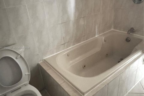 Casa en alquiler en Miami, Florida, 3 dormitorios, 336.58 m2 № 2006240 - foto 11