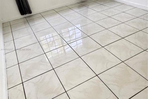 Casa en alquiler en Miami, Florida, 3 dormitorios, 336.58 m2 № 2006240 - foto 5