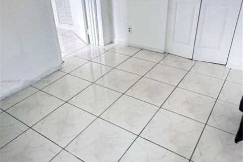 Casa en alquiler en Miami, Florida, 3 dormitorios, 336.58 m2 № 2006240 - foto 4